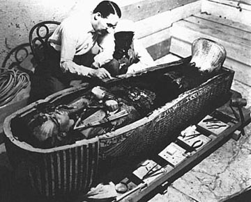 Harold Carter with Tuts Sarcophagus