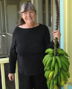 Robin Fehey Cameron with Bananas outside the Banana Gallery