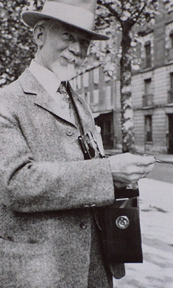 Stephen Seymour Thomas with his camera Photo in Paris