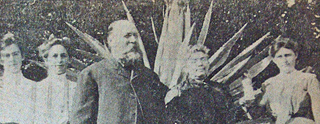 Grace_with_her_Parents_and_Sisters_1910_320.jpg
